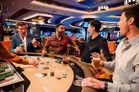 Antarmuka meja roulette Top Trend Gaming menampilkan roda roulette fisik dan grid taruhan interaktif